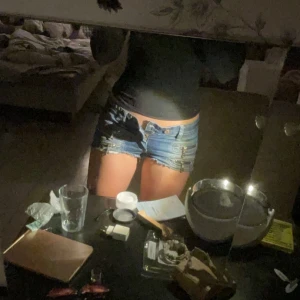 Blå jeansshorts med dragkedjor Munkydon - Säljer ett par blå, lågmidjade jeansshorts från Munkydon med fyra coola dragkedjor framtill. Shortsen är tyvärr för små för mig och även därför jag säljer de.Tyvärr vet jag inte vilken storlek det är eftersom det inte står och jag har haft dom länge men jag har iallfall XS/S i shorts så dessa är förmodligen barnstorlek. 