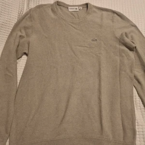 Lacoste tröja  - Lacoste tröja. Herr.  Se mått på bilder. Se gärna mina andra annonser och skapa bundels. Grå/beige