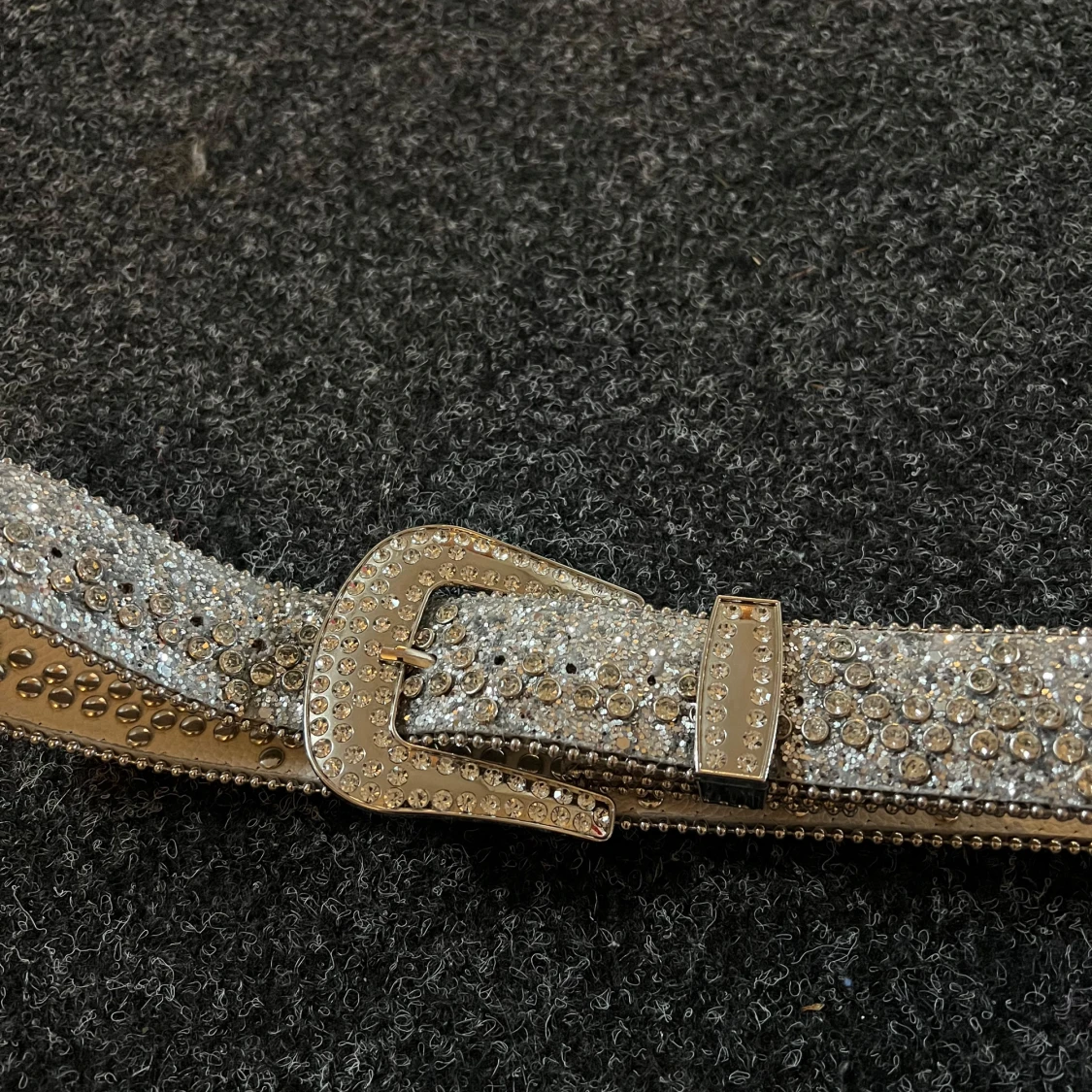 Glittrigt silverbälte med strassdetaljer - 3