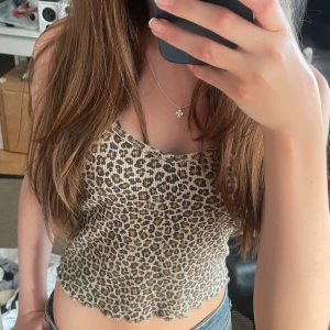 Leopardlinne - Så snyggt Leopardlinne !! 🐆  Bortklippt lapp, vet ej var den är ifrån men köpt i Sverige! Passar nog xxs-xs beroende på önskad passform 🩶  Skriv till mig vid minsta fundering eller fråga 💞