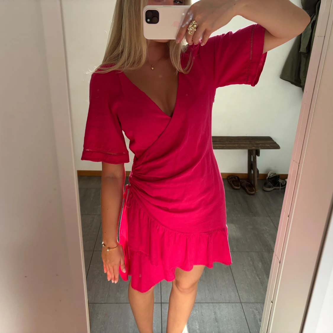 Rosa omlottklänning med volang