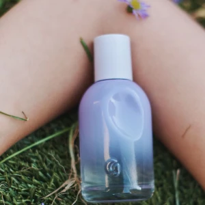 GLOSSIER You Fleur - Säljer ett exemplar av Glossier You Fleur som jag köpte i mars 2025 för 1100 kr. Använd ett fåtal gånger (ca. 10 gånger). Skriv gärna om du har frågor! ❤️Pris kan diskuteras. OBS! Bilder är lånade från Glossiers hemsida.