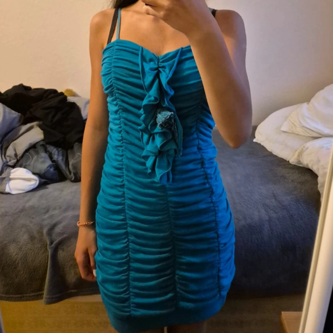 Turkos kortklänning med volangdetalj - 1