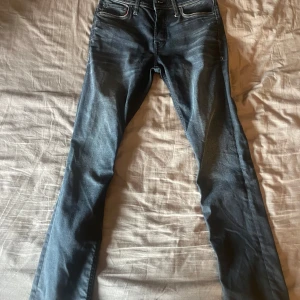 Jack and Jones - Säljer nu ett par jack and Jones byxor som inte har kommit till användning och som har aldrig använts storlek 28/32 köpt vid 800kr