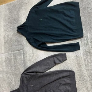 Levi's jeansskjorta i blå denim - Detta är ett klädpaket med olika herrkläder. Inkluderar två skjortor från Levi's, en blå skjorta med broderi, och två polotröjor med broderad logga. Snygg blå jeansskjorta från Levi's med klassisk krage, bröstfickor med knappar och röda Levi's-taggar. Skjortan har långa ärmar och knäppning framtill. Perfekt för en avslappnad och cool look.                     Total 5 plagg nya (Använda 1-2gånger).  Storkelarna är XL till skjortaor å Large till Polotröjor  kan äver passa till en stor större 