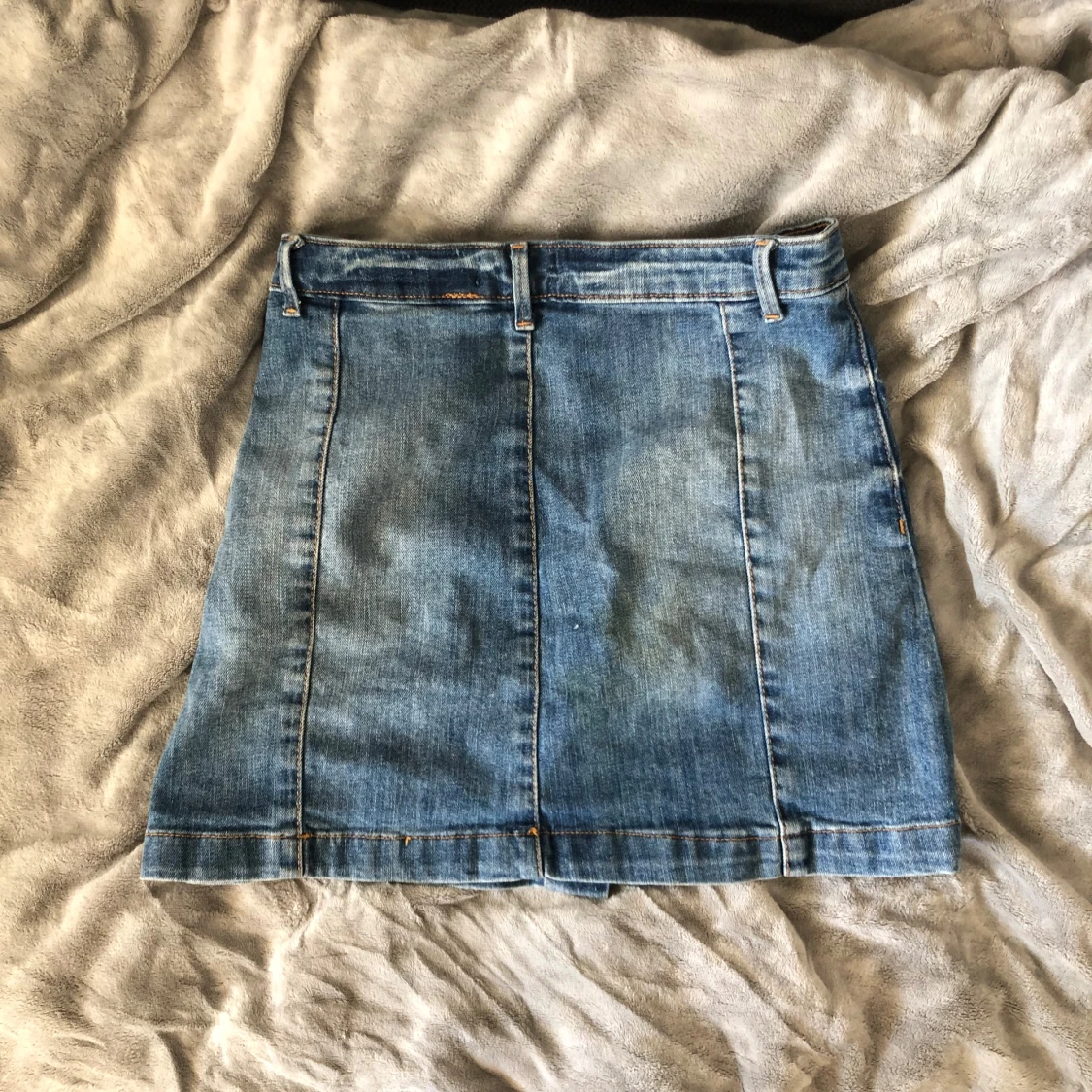 Blå jeanskjol med knappar - 1