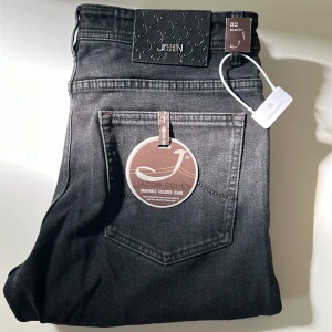 Jacob Cohen 625 - Exklusiva jeans i svart denim, helt nya med tags kvar. Skick: 10/10 Pris kan diskuteras 📦 Skickas eller möts upp