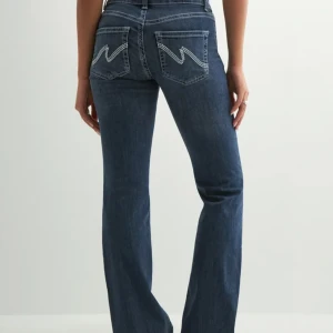 Lågmidjade bootcut jeans - Jättefina lågmidjade jeans från Nelly, hör av er vid frågor!☺️