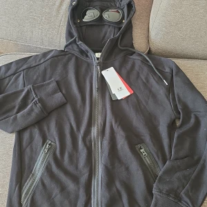 Huddie zip för bra pris - Svart zip huddie för ett bra pris. Säljer den för den är liten på mig den är i storlek. L men passar M 