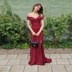 Balklänning  - Säljer min balklänning. Skit snygg i tjockt och lite lyxigare matrial. Och har inbyggd padding i klänningen. Den var storlek M från början men fick den skräddarsydd så att den skulle passa mig perfekt. Jag har som referens oftast xs på tröjor och s på byxor. Så den borde passa om man bär storlek s/xs.