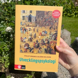 Utvecklingspsykologi - Upptäck hur vi utvecklas från barndom till vuxen! Denna bok ger en tydlig och aktuell översikt av fysisk, kognitiv och social utveckling, med vardagsnära exempel och illustrationer. Perfekt för dig som pluggar eller jobbar med människor.