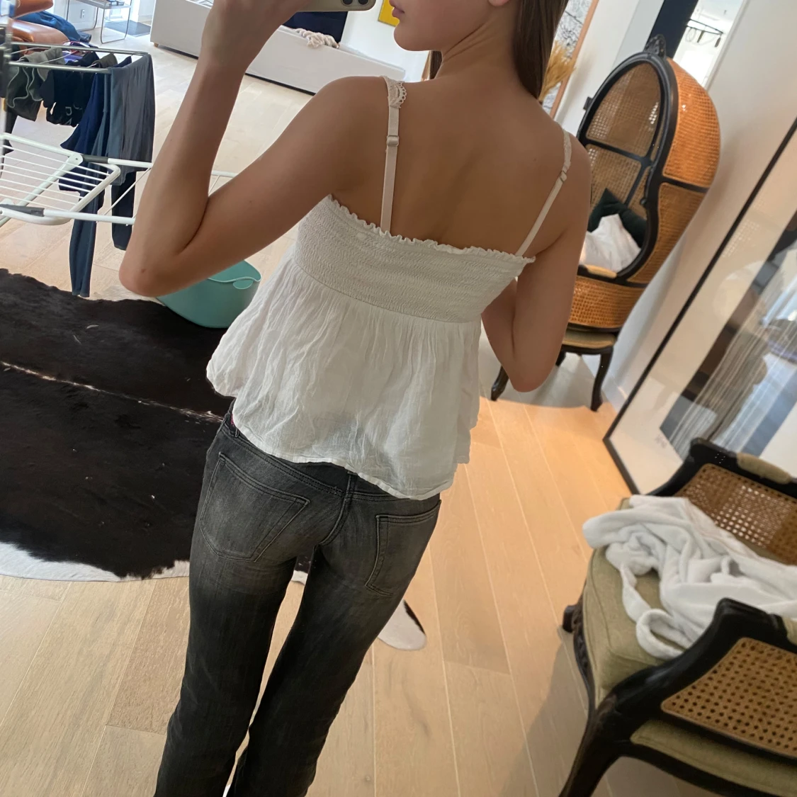 Vit smockad linnetopp med volang - 1