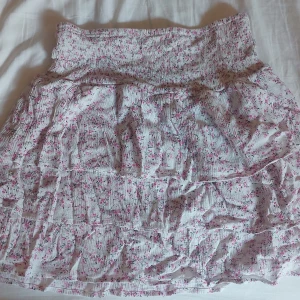 Volang kjol - Bik Bok - Söt volang kjol från Bik Bok mee rosa blommor!