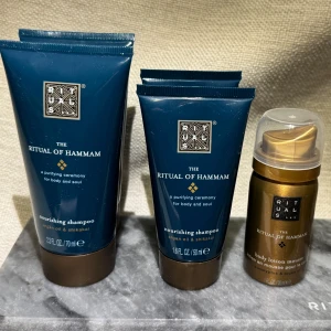 Nya! Rituals The Ritual of Hammam kit - Nya! Set med två närande schampon (70 ml och 50 ml) och en body lotion mousse (30 ml) från Rituals The Ritual of Hammam. Schampot innehåller arganolja och shikakai, medan body lotion moussen har eukalyptus och arganolja. Förpackningarna är blå och guldiga med stilren design. Annonsen avser 1 av varje schampo (70, 50ml. Vill man köpa fler så kan paketpris ordnas)