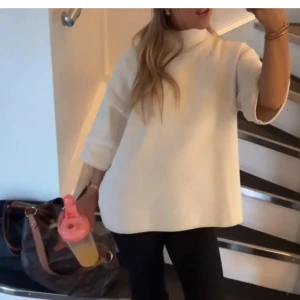 Vit stickad polotröja från Zara - Supersnygg trendig tröja från Zara som är helt slutsåld, endast använd en gång så den är i mycket bra skick❤️❤️