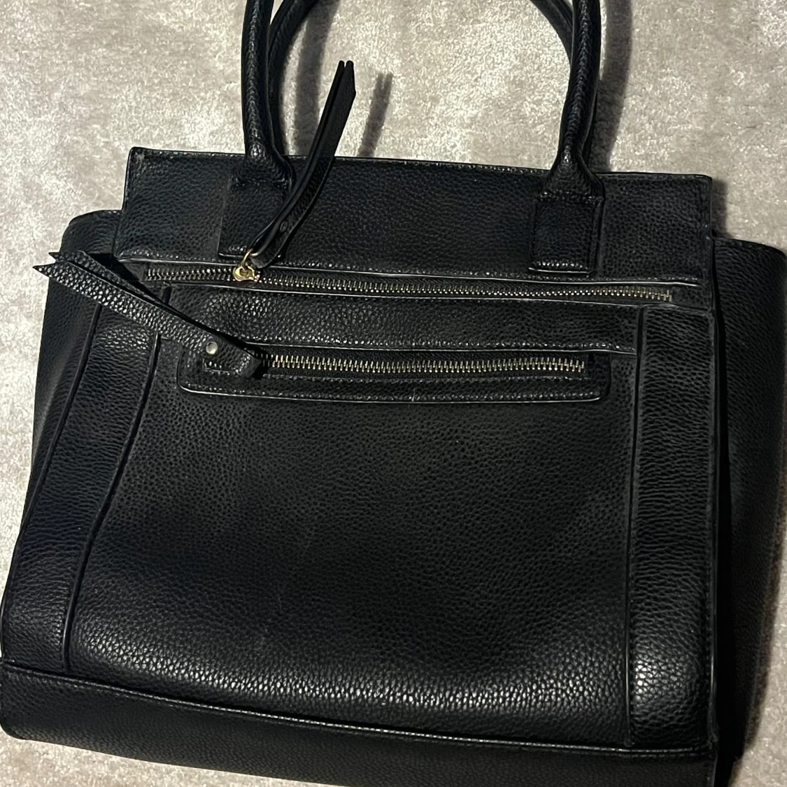 Svart handväska med dragkedjor  - 1