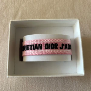 Christian Dior armband - Christian dior armband, helt nytt. Perfekt nu till sommaren 💫