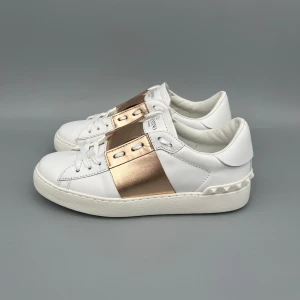 Valentino Open Rose Gold | 36 - • Skorna är använda vid cirka 5 tillfällen och som nya  • Storlek: 36  • Färg: Rosa guld  • Nypris i butik: ~7000SEK  • Endast skorna medföljer 