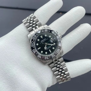 Seiko ”Bruce Wayne” mod - Beställ denna snygga Seiko ”Bruce Wayne” modden! Snabb leverans! Ta chansen innan den blir såld! Klockan är 40mm rostfrittstål med GMT urverk. 