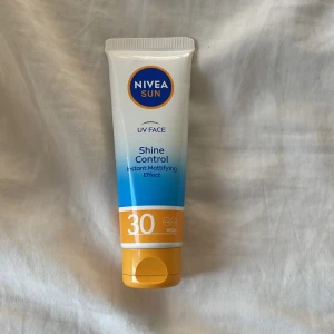 Nivea Sun Shine Control SPF 30 - Nivea Sun UV Face Shine Control med SPF 30 ger ett mattande resultat och skyddar huden mot solen. Tuben är vit, blå och gul med praktisk skruvkork. Perfekt för dig som vill ha solskydd och samtidigt kontrollera glansig hud. Testad få gånger!