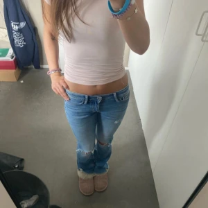 Lågmidjade bootcutjeans med hål  - Skitsnygga och eftertraktade bootcut jeans med hål som inte kommer till användning. W/23, L/31, inga defekter!😍😍midjemått: 32+ stretch, innerbenslängd: ca 73cm