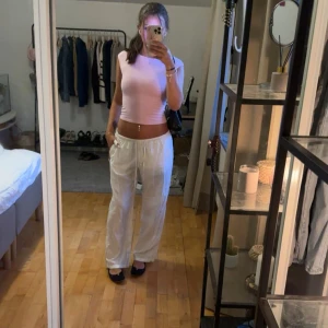 Vita linnebyxor - Är knappt använda men har små fläckar på benen, se bild 4. Jag skulle tro att fläckarna går bort i tvätten, dock ingenting man lägger märke till när dom sitter på! 🌺 Kolla gärna in min profil för bundle-rabatt🥰