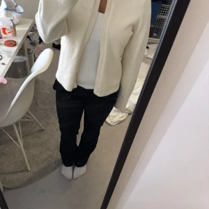 Vit stickad cardigan jacka - En jätte fin kofta har använts max 5 gånger och är som ny det är storlek M men passar mig som har storlek S hör av dig vid intresse eller fler frågor ! 