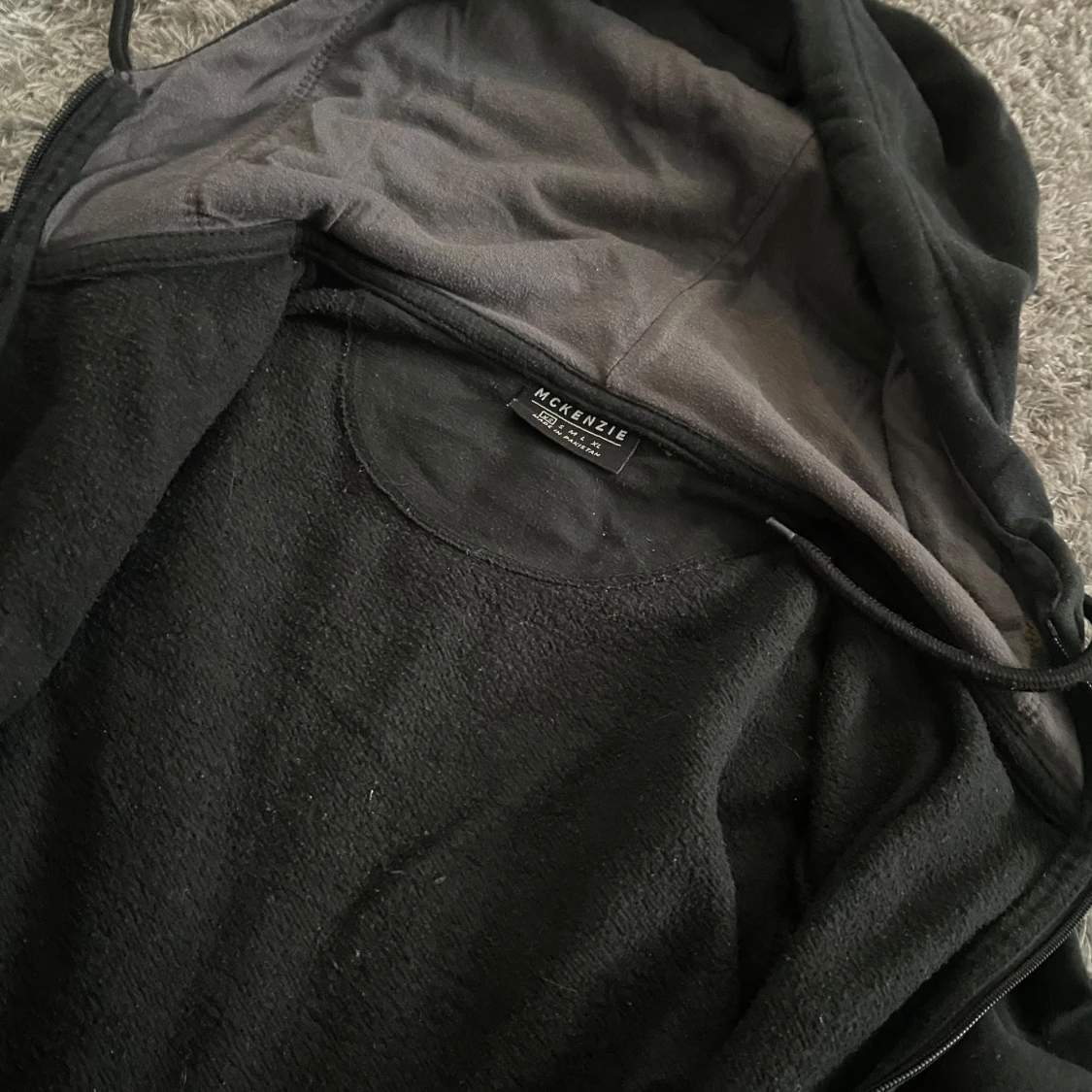 Svart hoodie från McKenzie med dragkedja - 1