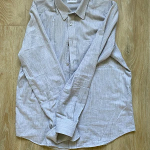 Ljusgrå skjorta från These Glory Days - Snygg ljusgrå skjorta från These Glory Days i regular fit. Perfekt för sommardagar. Knappt använd och är i top skick. Skriv vid fler funderingar 🙌