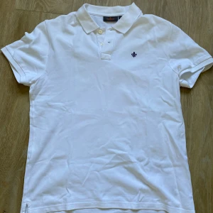 Vit pikétröja från Morris, storlek L -  Vit pikétröja från Morris . Tröjan har inga defekter eller märken alls. Använd ett fåtal gånger och ser nästan helt ny. Fungerar perfekt nu på sommaren. Skriv vid flera funderingar 🙌