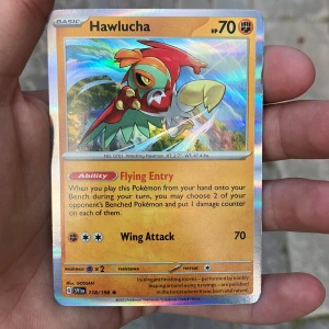 Pokémonkort: Hawlucha & Clauncher - Tre glittrande Pokémonkort: Hawlucha med coola attacker, Clauncher med unikt undervattensmotiv och Wiglett Perfekt för samlare och fans som vill boosta sin lek med snygga och kraftfulla kort! Skriv vid frågor, pris kan diskuteras!