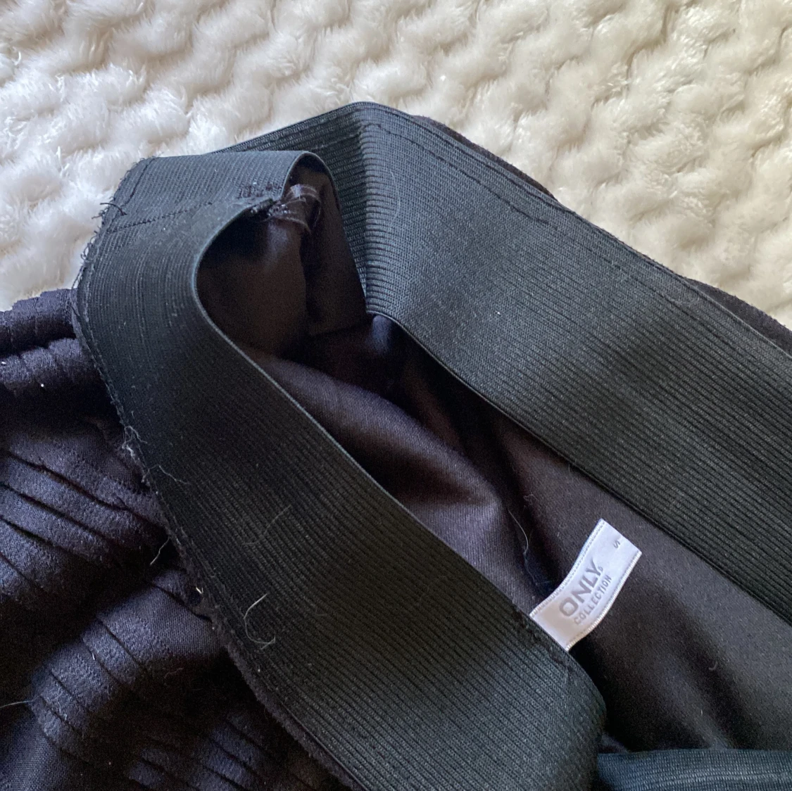 Svart kortkjol från ONLY med struktur - 1