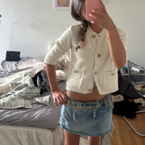 Zara topp - Superfin ljusblå jeanskjol i kort modell med råa kanter och snörningsdetaljer i midjan. Kjolen har en avslappnad vibe och passar perfekt till en stickad tröja eller crop top. Snygg att styla med boots eller sneakers för en cool look. Pris kan diskuteras 