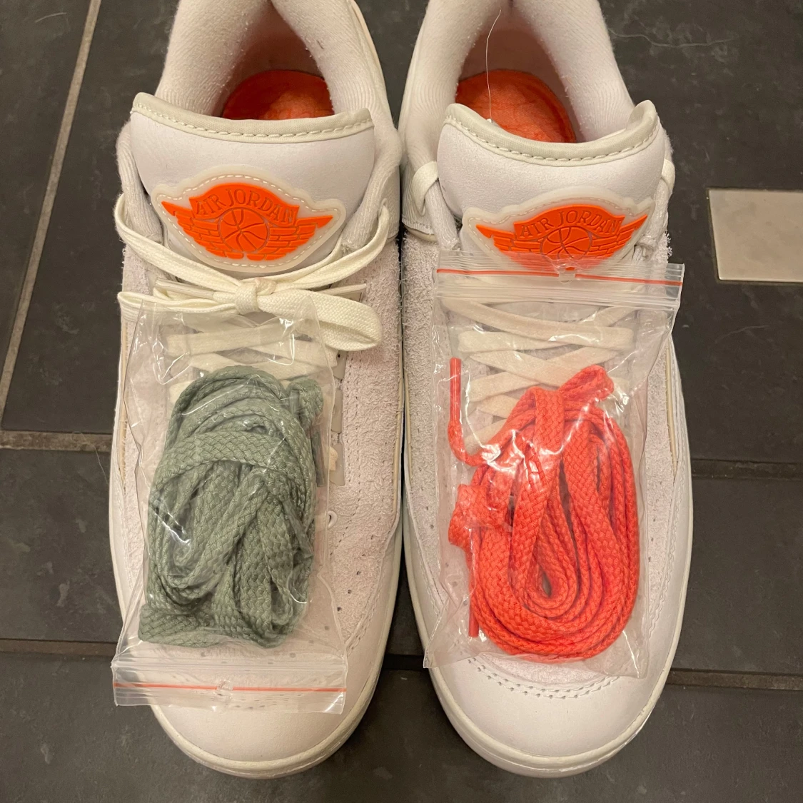 Nike Air Jordan 2 vita med orange detaljer - 2