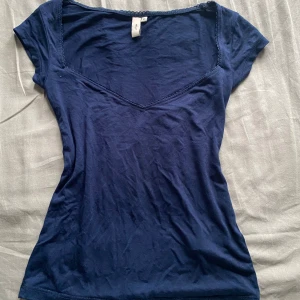 Supersnygg topp från Nelly💗💗 - Supersnygg topp från nelly som knappt är använd då den inte kommer till användning💗💗 Så i superskick, storlek xs🩷 Ni får gärna kontakta mig vid fler frågor eller bilder💞💞