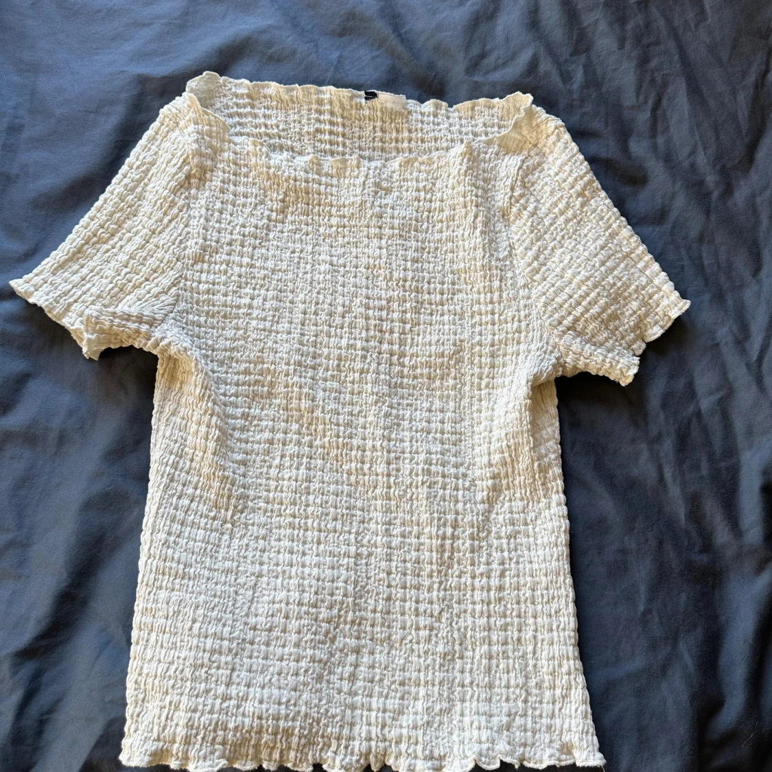 Vit smockad topp med kort ärm