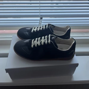 Maison Margiela Gats -  Paint  - Riktigt feta Maison Margiela Gats med paint | Storlek: 43 | Fint skick, kolla bilderna, finns nednöttning på båda skorna i bak, syns på bilderna, finns även inuti i bak, kom privat för bild | Allting OG fås med och även kvitto från Farfetch