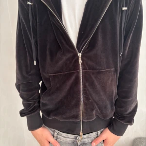 Svart Limitato hoodie - Svart limitato hoodie som är riktigt frän med fina detaljer och fin bild på baksidan. Köpt på NK i Göteborg.