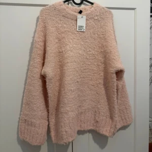 Ljusrosa fluffig stickad tröja H&M - Supermjuk och oversized ljusrosa stickad tröja från H&M. 💞