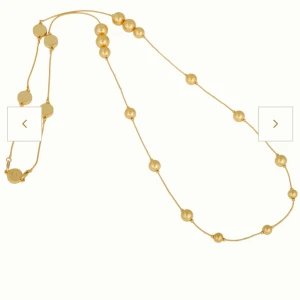 Guldigt halsband  - Stilrent halsband i guldton med små runda kulor längs hela kedjan. Perfekt för att ge din outfit en elegant touch. Kedjan är tunn och smidig, och kulorna ger ett modernt och trendigt intryck och går jättebra att vika dubbelt i olika nivåer! Så trendig och fint halsband!! 🤩☀️😍Nypris: 599kr! Andvänt en gång! 