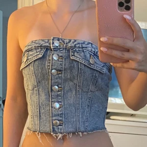 Jeans bandeau - Säljer en babdeau topp från new yorker,aldrig använd och har inga defekter.