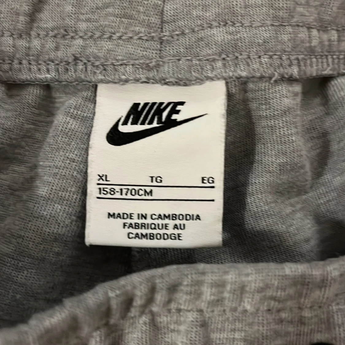 Grå mjukisbyxor från Nike  - 2