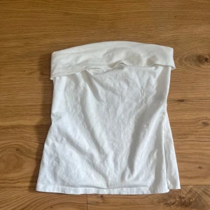 Vit tubtopp - Jätte söt sommar topp som man viker ner, säljer pga den inte kommer till användning 💞 Storlek XS