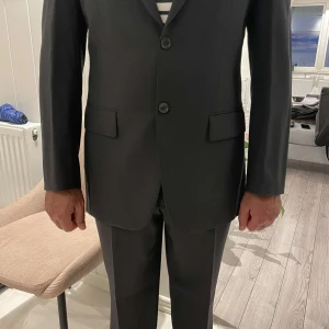 Svart kostym från Next Italian Fabric - Säljer en klassisk svart kostym från Next med italienskt tyg. Hela kostym Tyget är från Italien plus köpt från Italien. Vill sälja den för att den inte kommer till vara längre. Helt ny inte använd alls. Priset går att diskutera, brar du är nöjd😋