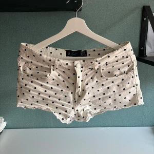 Prickiga lågmidjade shorts - Snygga prickiga shorts köpt utomlands!!💓💓 Inga defekter vad jag ser!! Storlek 40 men kan även användas om man har 38!