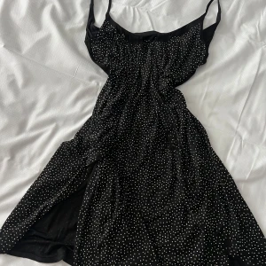 Snygg klänning - Supersnygg svart kortklänning från Versace for H&M med pärl prickar🖤