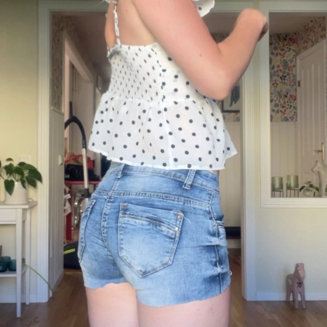 Blå jeansshorts med slitningar - 1