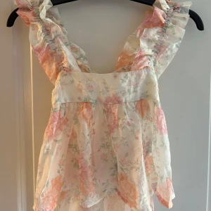 blommig volangblus  - supersöt blommig volangblus 