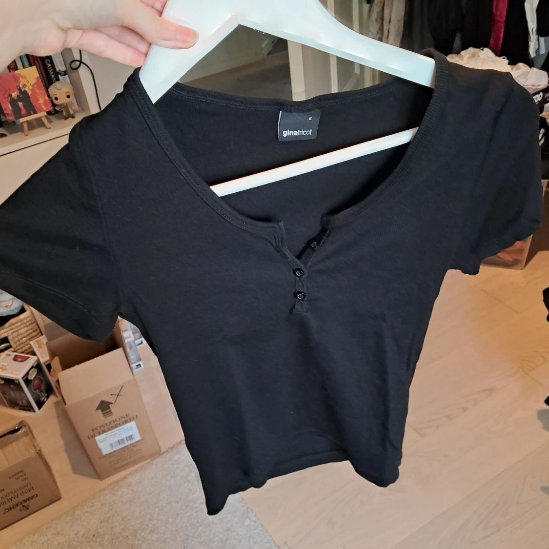 Svart ribbad topp från Gina Tricot