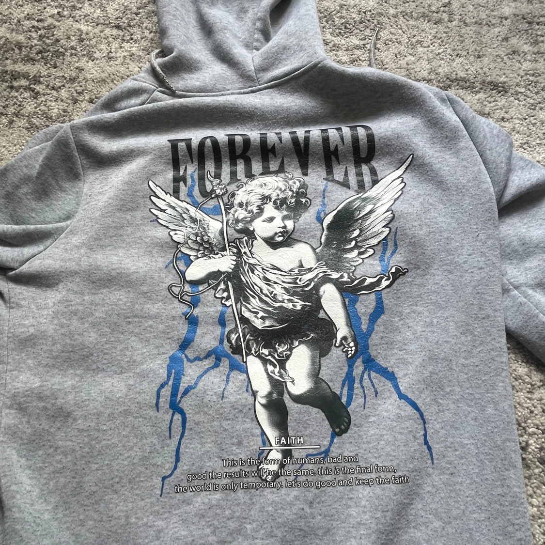 Grå hoodie med Forever-tryck och ängel - 4